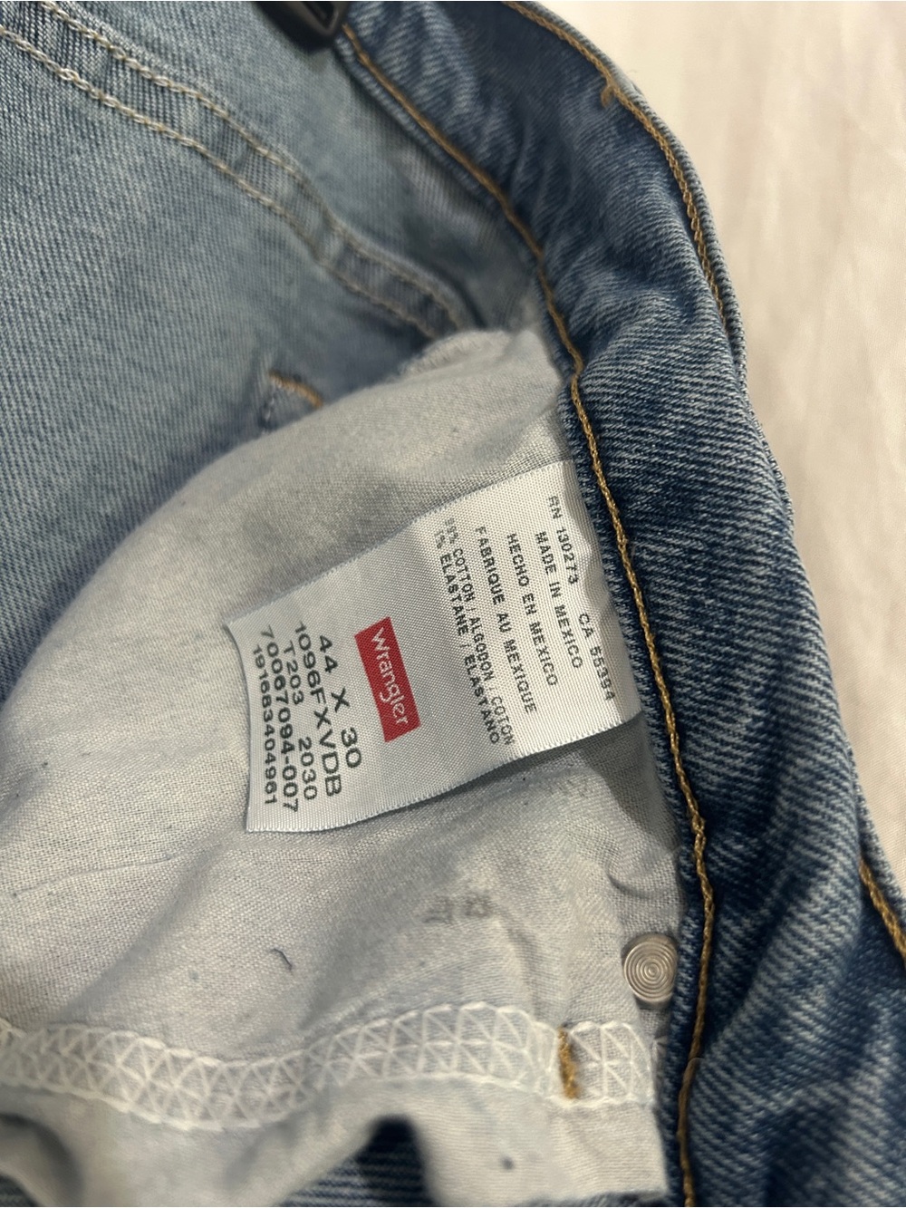 Wrangler Premium Quality Men's Denim Jeans (44x30) - Picture 3 of 9